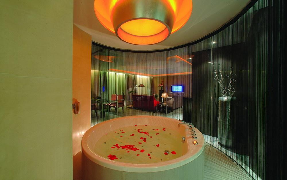 Logosun Hotel Wuhan Bagian luar foto
